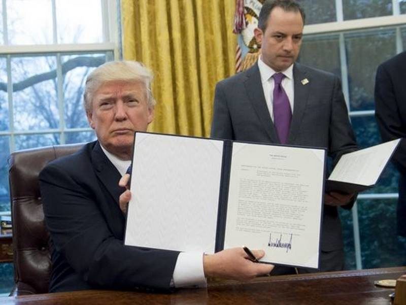 Trumps signs orders