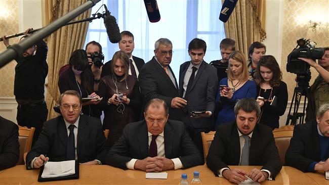Russian Foreign Minister Sergei Lavrov (C) meets with representatives of Syria’s opposition in Moscow