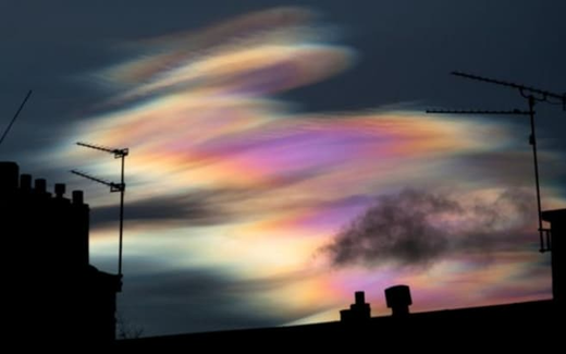 Polar vortex brings rare nacreous clouds to Britain 