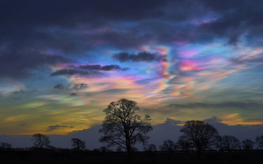 Polar vortex brings rare nacreous clouds to Britain 