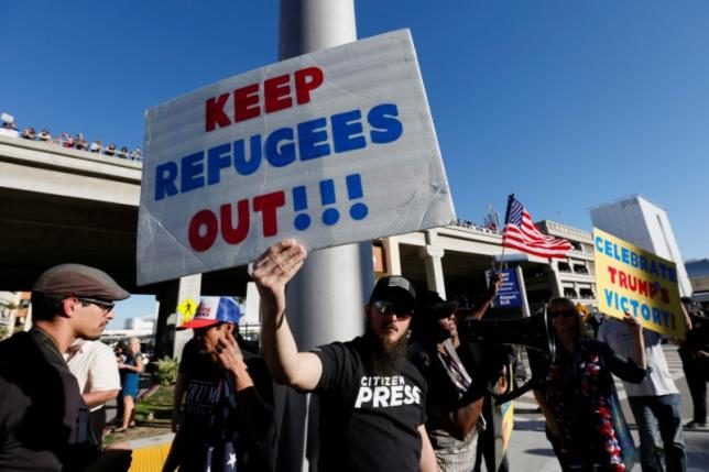 Click to enlarge pro-trump protest travel ban refugees