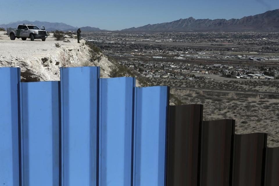 Click to enlarge border patrol agent Mexico-US border