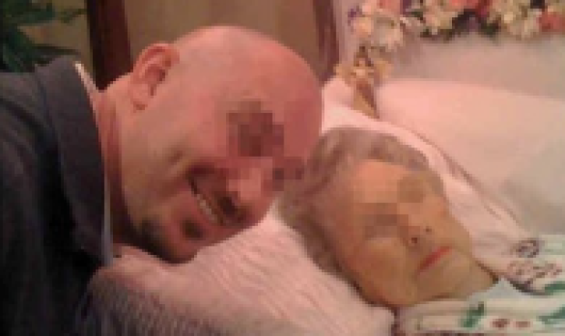 Click to enlarge Funeral selfie