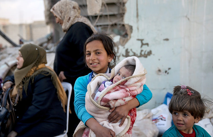 Syrian children receiving Russian medicine
