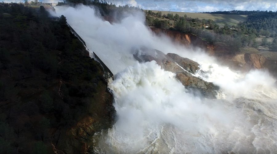 Oroville dam overflows