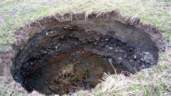 Sink holes have been appearing over the past month in the Cho Don District of the northern mountain province of Bac Kan, generating anxiety among local residents. 