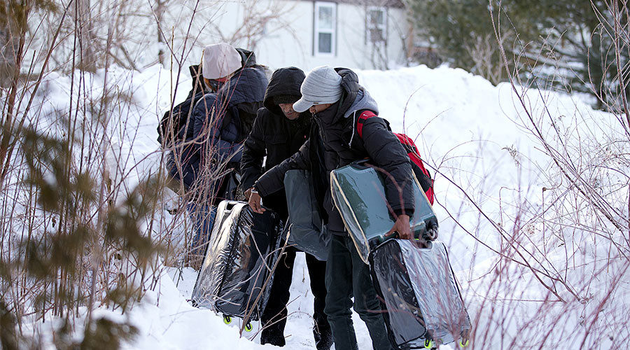 migrants cross canada border