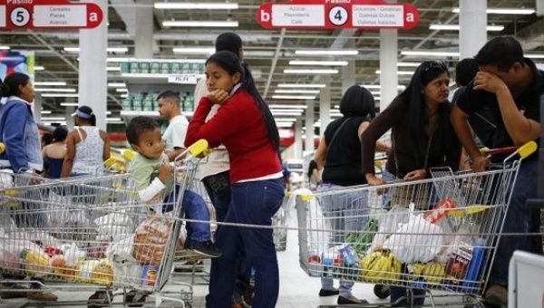 Supermarket shoppers in Caracas 