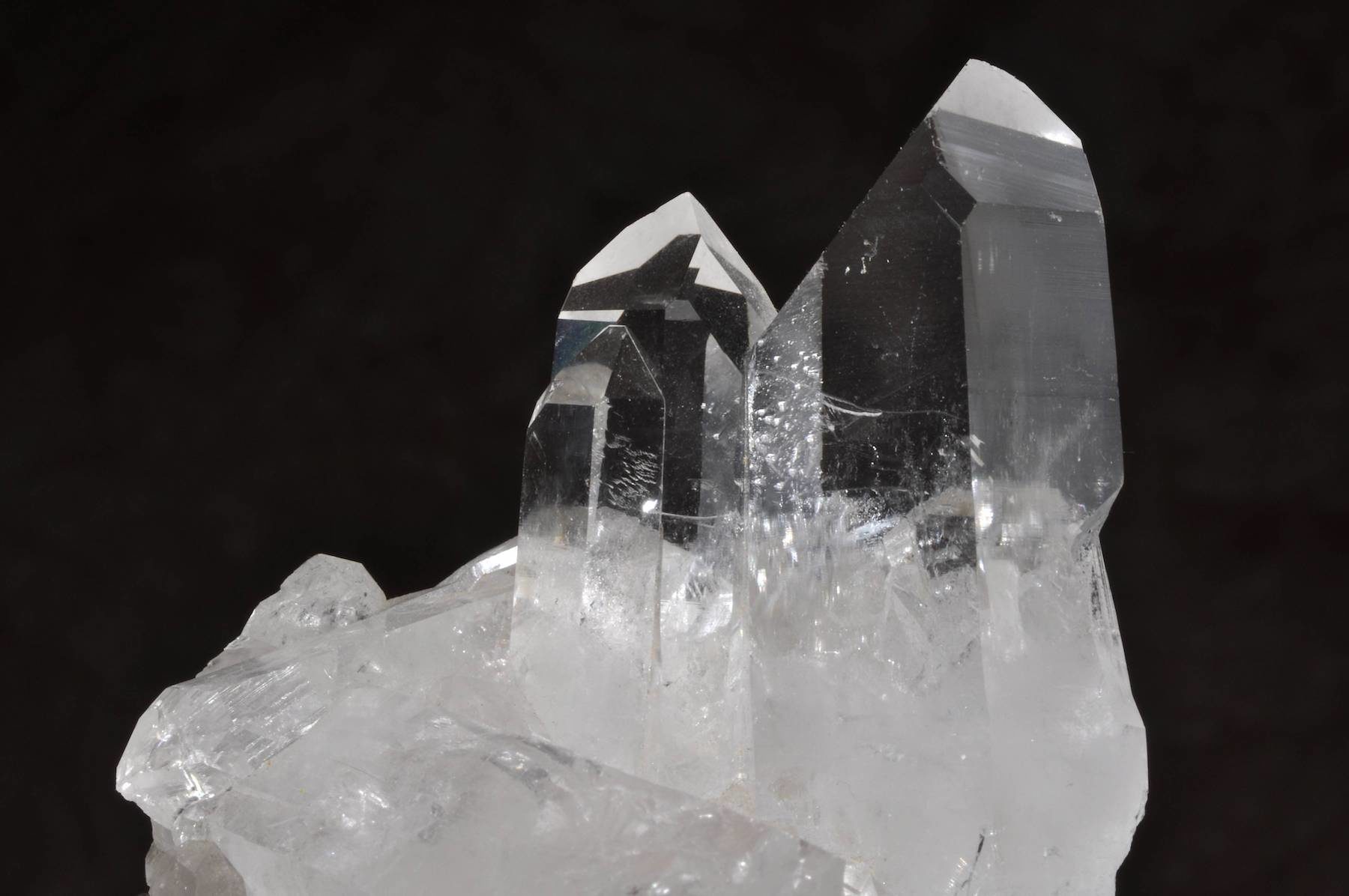 Silicon dioxide crystals