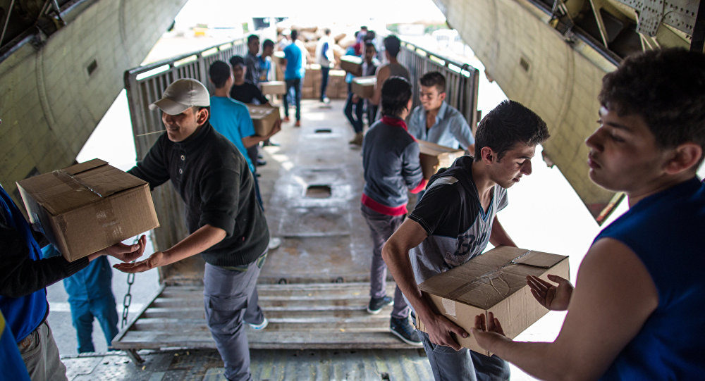 syrians unloading russian humanitiarian aid cargo