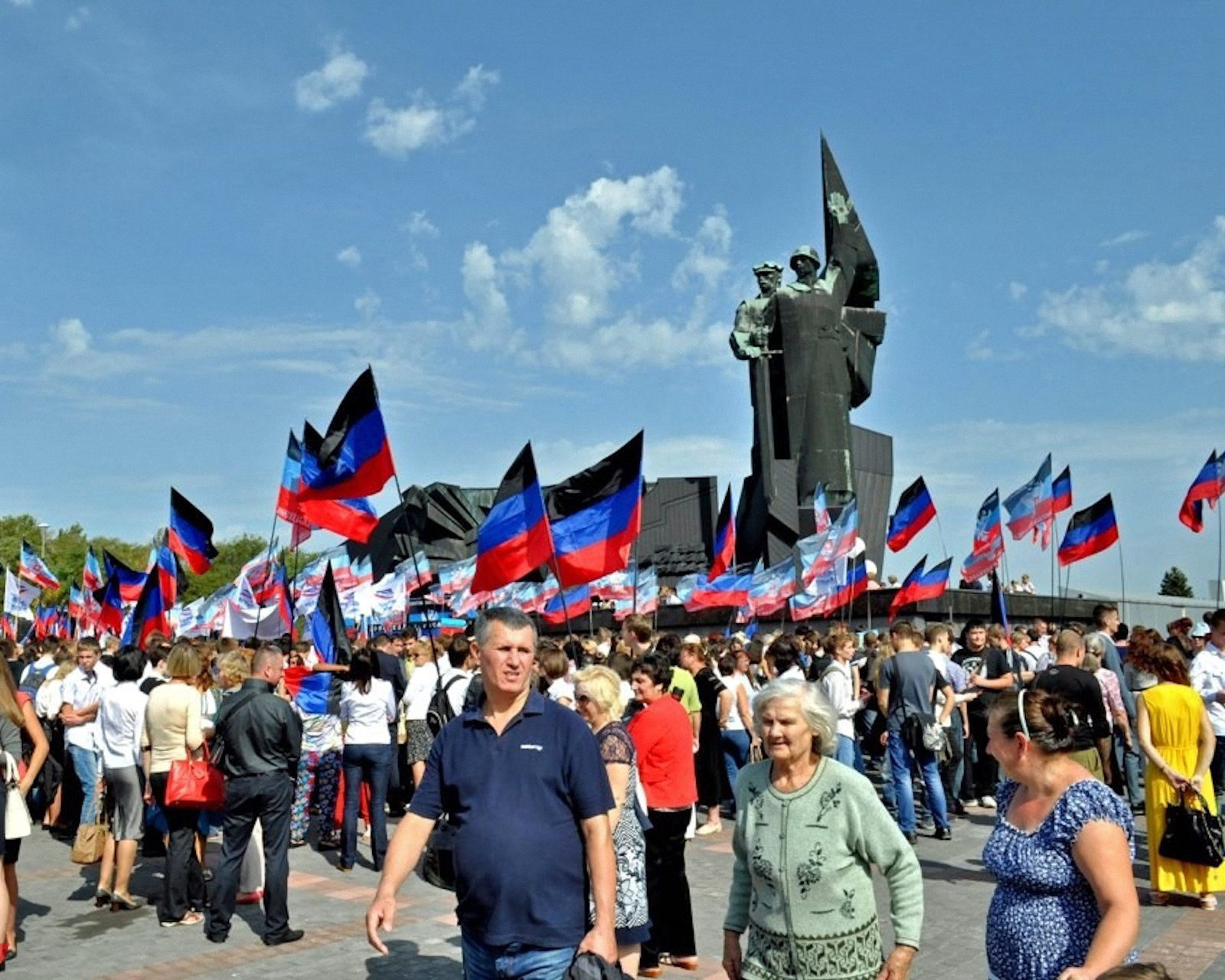 Peeeople in Donetsk