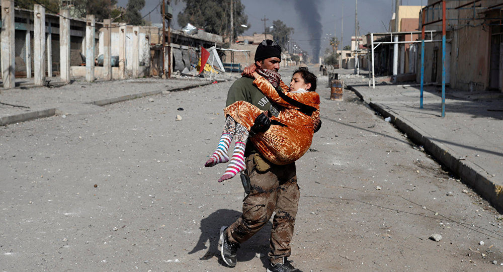 An Iraqi special forces soldier carries a woman injured during a battle between Iraqi forces and Islamic State fighters in Mosul, Iraq, February 28, 2017