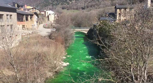 Residents in Seu d’Urgell were alarmed to see the river had turned green
