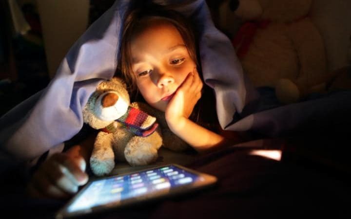 Click to enlarge glow kids, children technology, sleep disorders