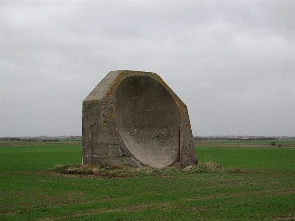 Concrete acoustic mirror