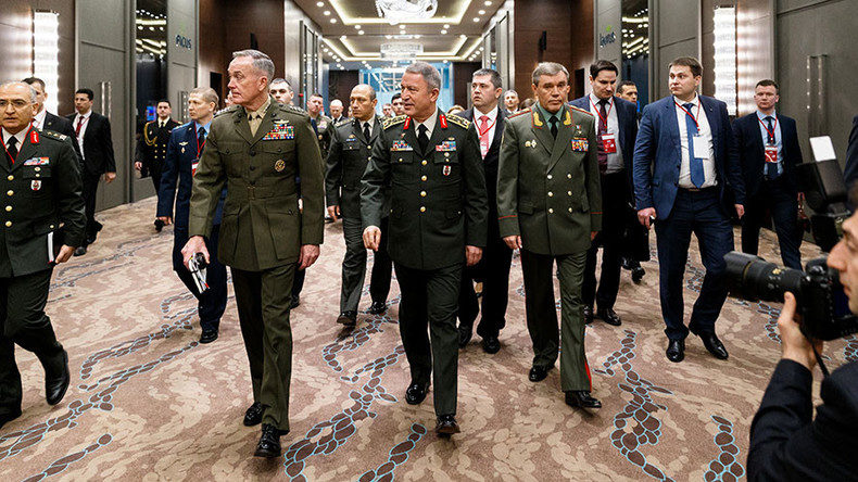 Joseph Dunford (L), Hulusi Akar (C), Valery Gerasimov (R)