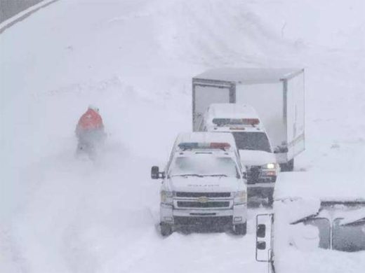 300 vehicles stuck on Quebec highway for 14 hours during snowstorm