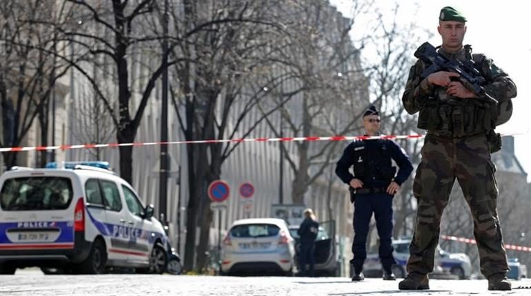 Paris parcel bomb march 2017