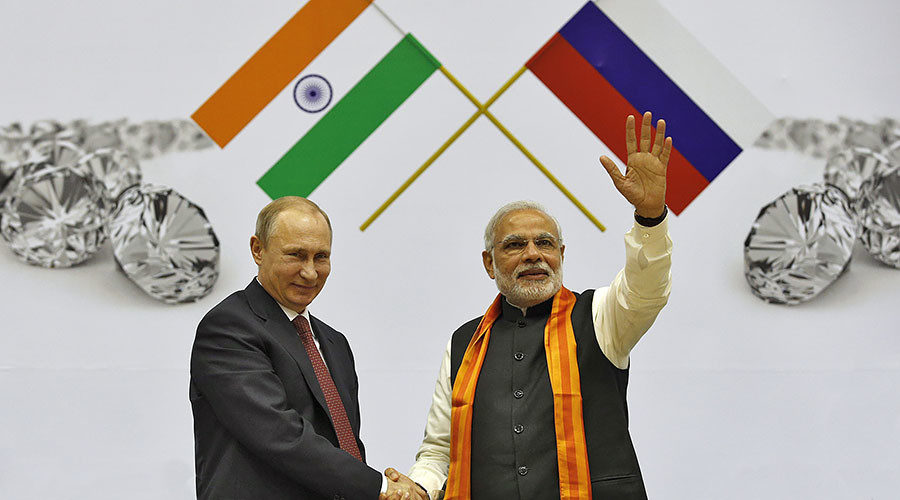 Narendra Modi (R) and Vladimir Putin