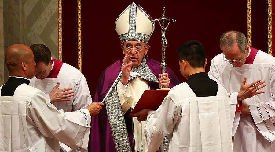 pope francis blessing people in vatican