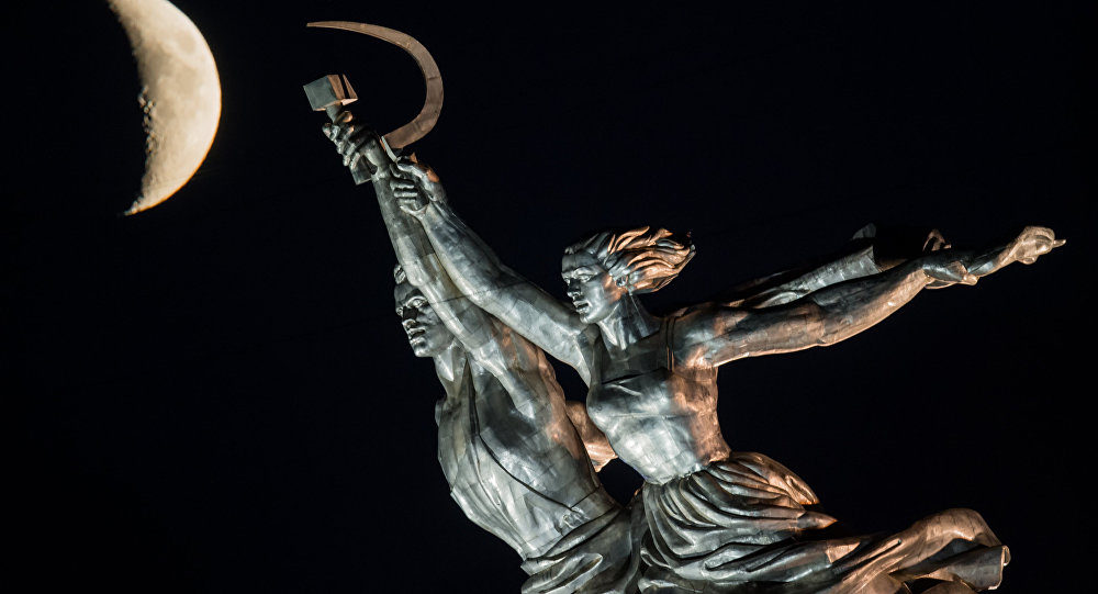 Click to enlarge USSR era statue russia Putin