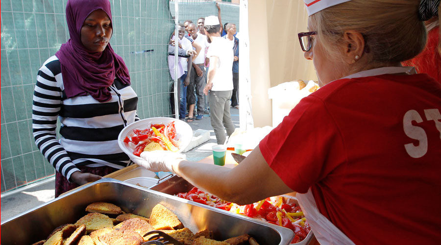 distributing food among migrants