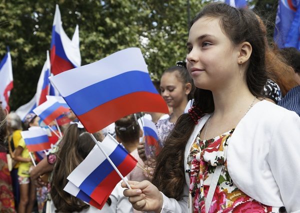 Crimeans celebrate Russia's National Flag Day at the Lenin Square in Simferopol