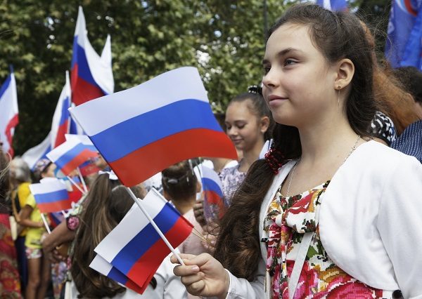 Click to enlarge Crimeans celebrate Russia's National Flag Day at the Lenin Square in Simferopol