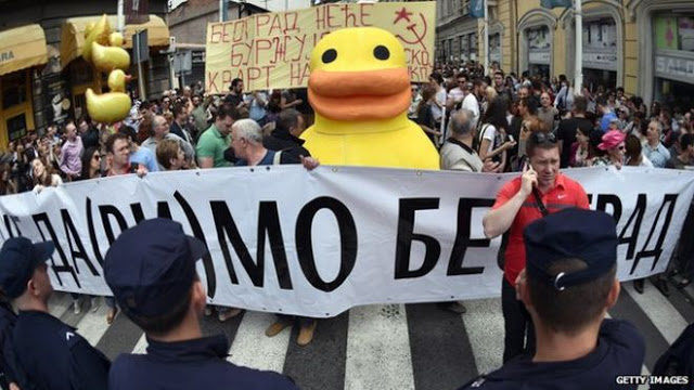 Click to enlarge yellow duck belgrade protests