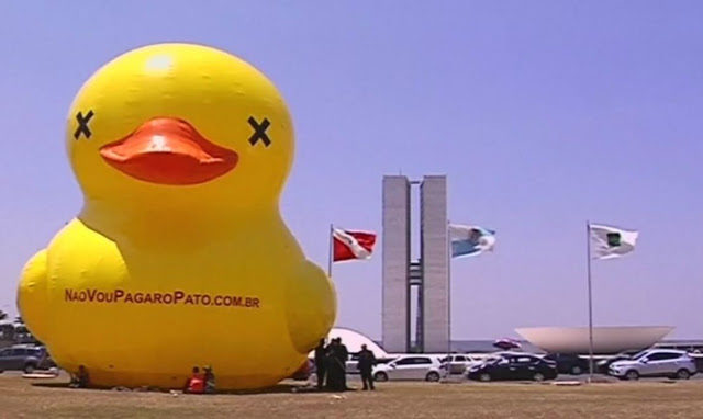 Click to enlarge yellow duck serbia protests