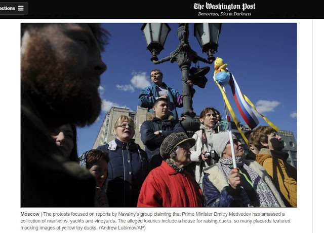 Click to enlarge yellow duck moscow protests