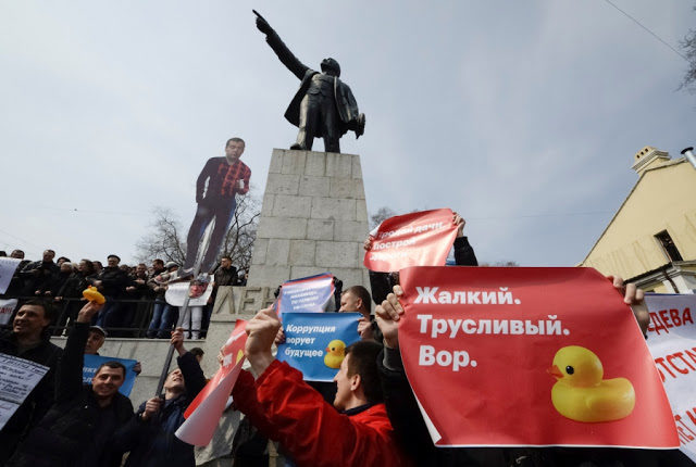 Click to enlarge yellow duck moscow protests