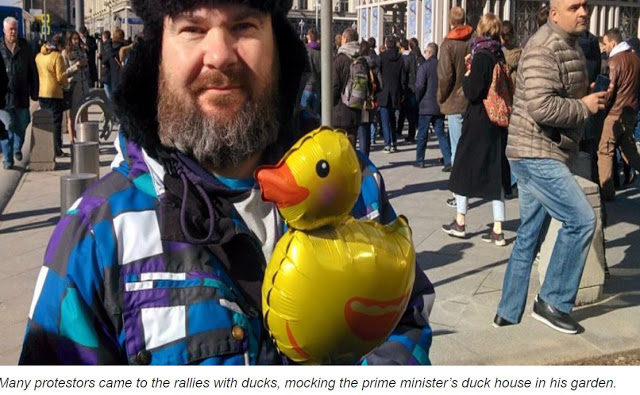 Click to enlarge yellow duck moscow protests