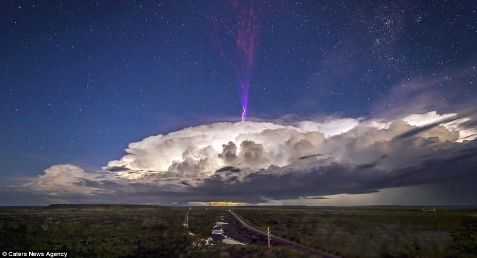 Photographer Jeff Miles captured the rare sight near the small town of Pilbara in Western Australia