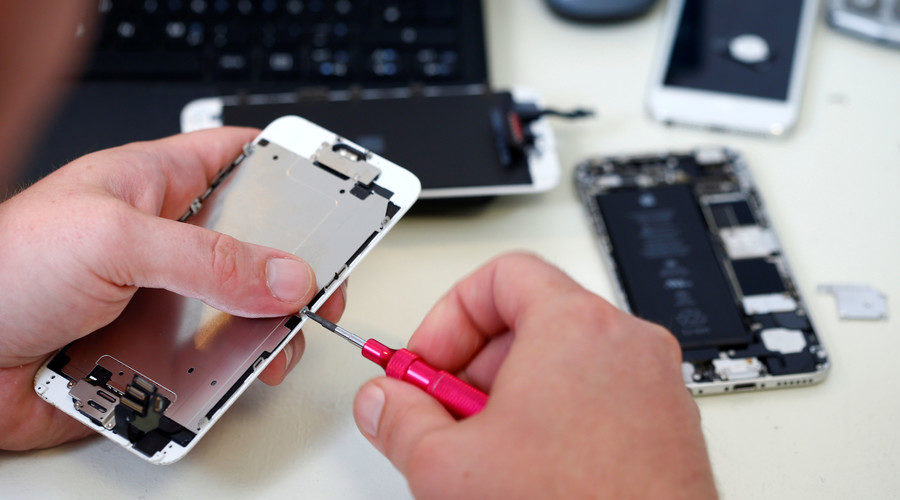 Apple iPhone technician
