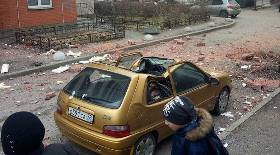 Click to enlarge car crushed by debris St Petersburg