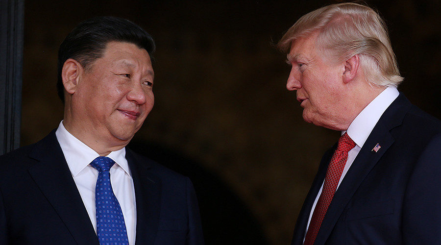 US President Donald Trump (R) and Chinese President Xi Jinping