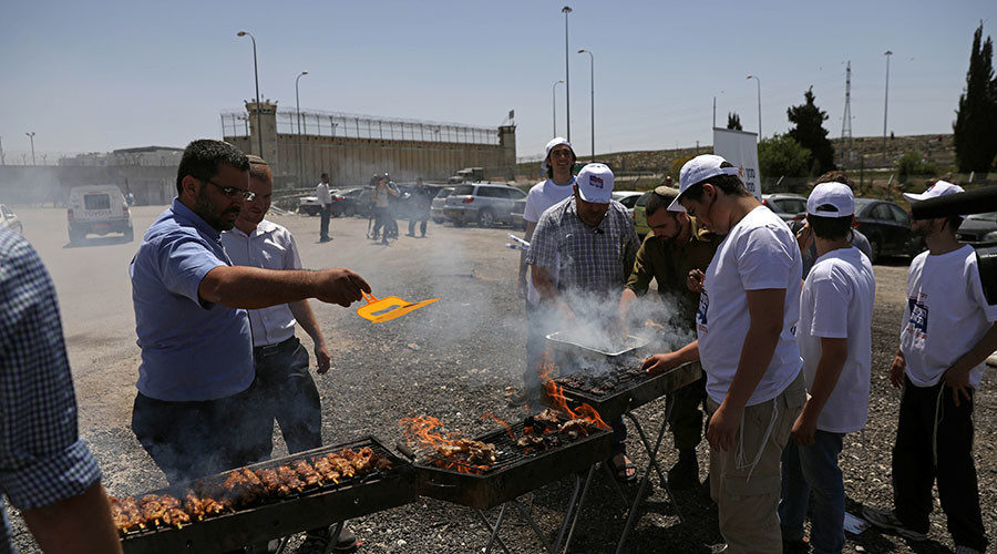 Israeli right-wing movement, Ichud Leumi, have organized a free barbecue