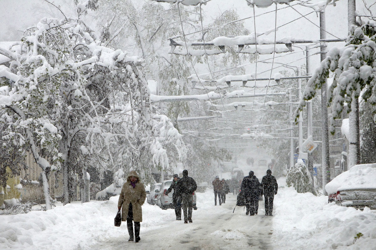 Click to enlarge This resembles a mid-winter scene after the second day of snow in Chisinau, Moldova. More than half a metre fell.