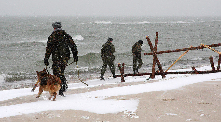 Click to enlarge Border guards with dogs patrolling the border with Lithuania