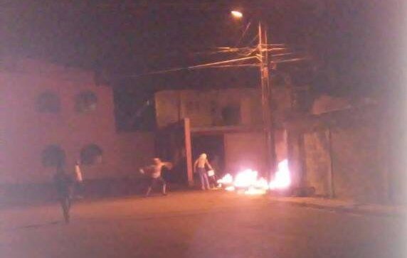 Click to enlarge Anti-government demonstrators set fire to the town hall in Tocuyo