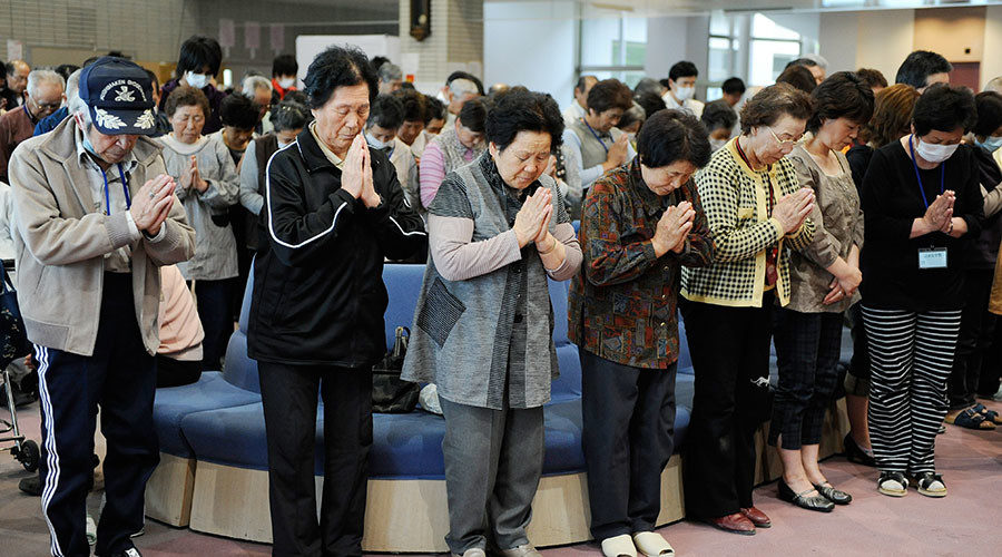 Japanese evacuees praying