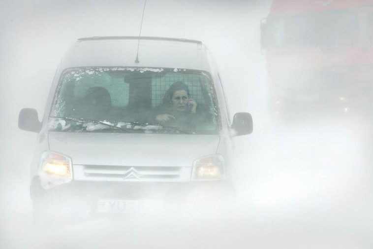 It will snow heavily on mountain roads surrounding Reykjavik this afternoon.