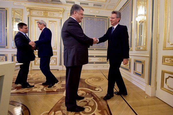 Petro Poroshenko shakes hands with Geoffrey Pyatt