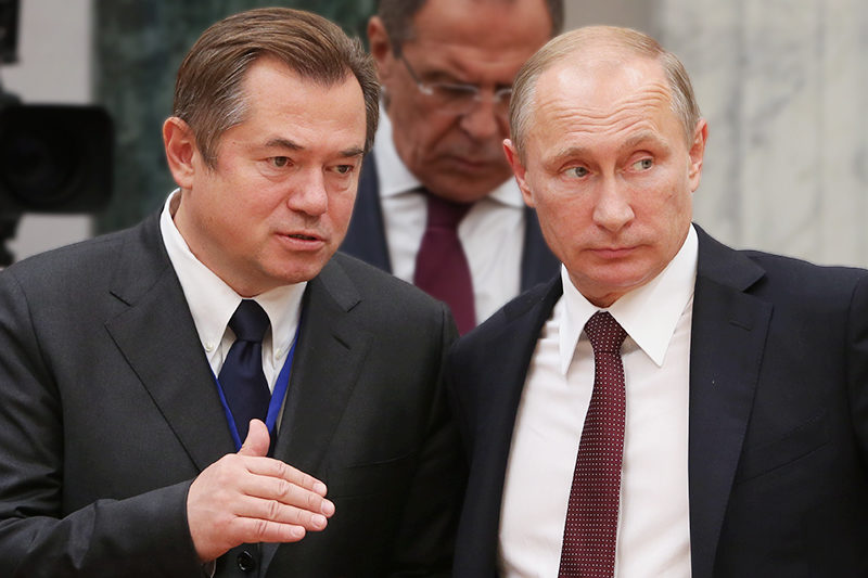 Adviseur Sergey Glazyev. (L) President Vladimir Poetin (R)