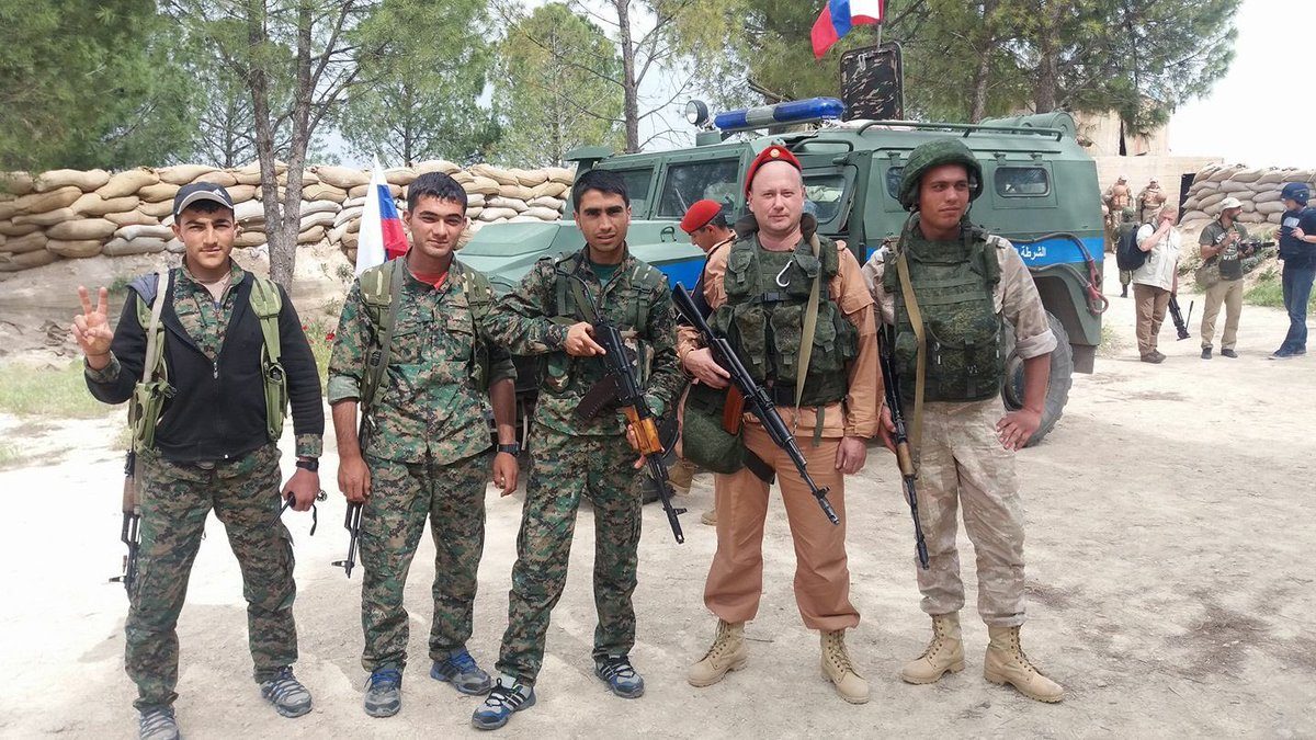 Click to enlarge Russians with Kurdish (YPG) fighters