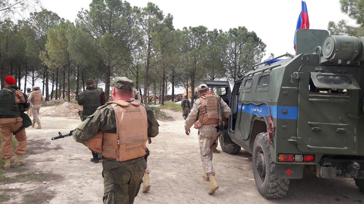 Click to enlarge Russians with Kurdish (YPG) fighters