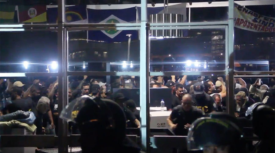 brazil prison workers protest