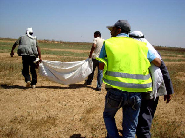 Palestinians carrying a body