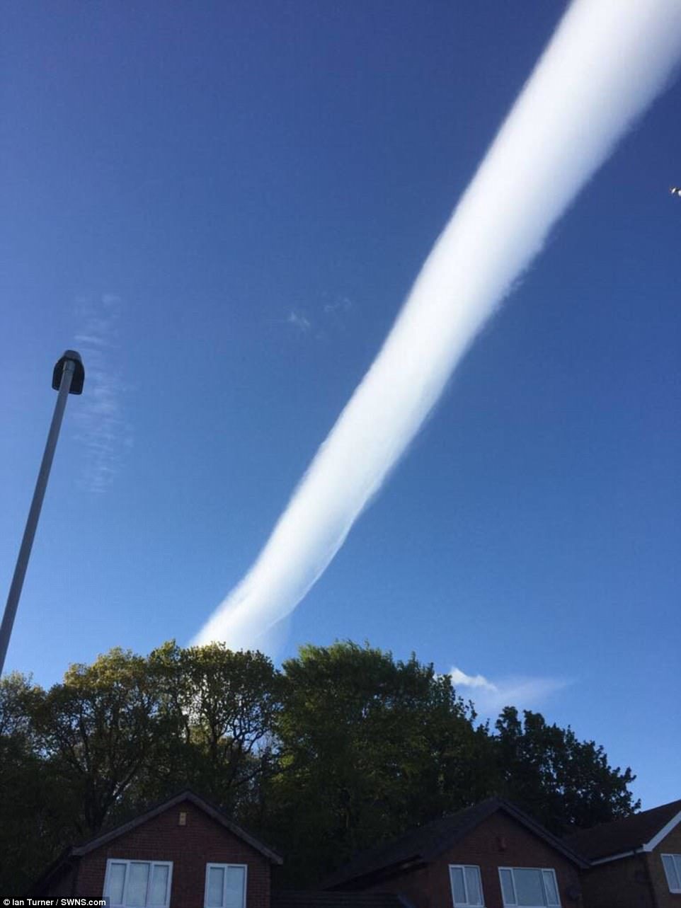 Click to enlarge The helm bar cloud formation is only said to end when the direction of the wind changes again